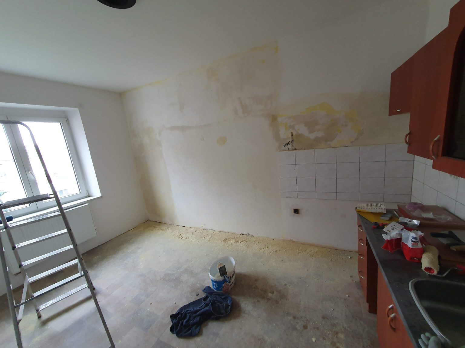 Stěny jsme museli oškrábat